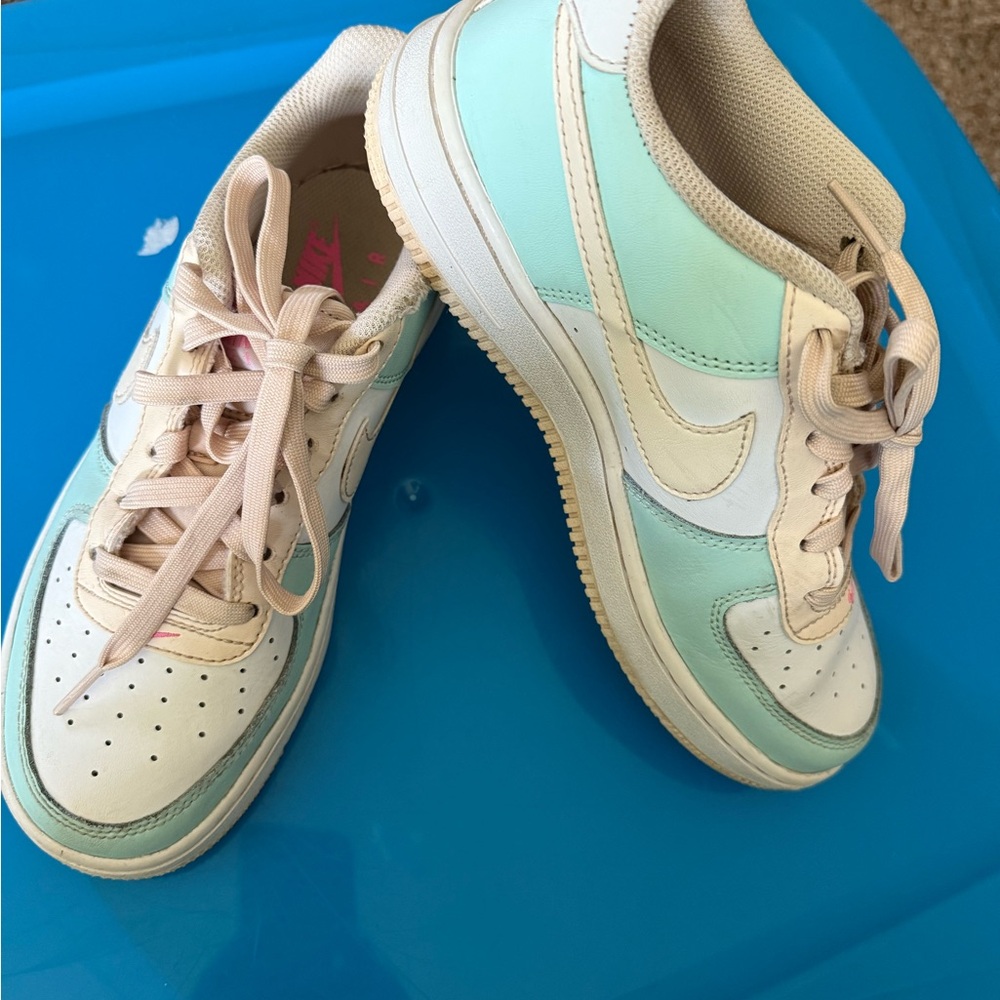 Nike teal/cream/white Air